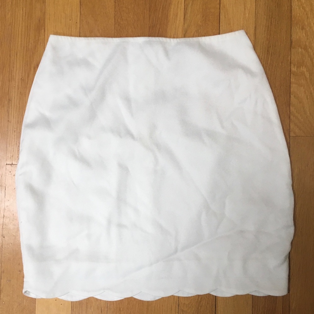 TOBI White Scallop Hem Lined Skirt Size Small